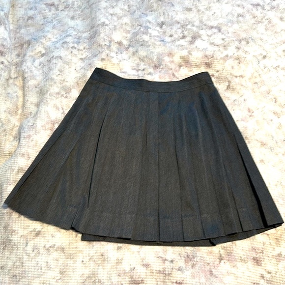 Grey pleated Gap mini skirt in good condition. - Picture 2 of 2